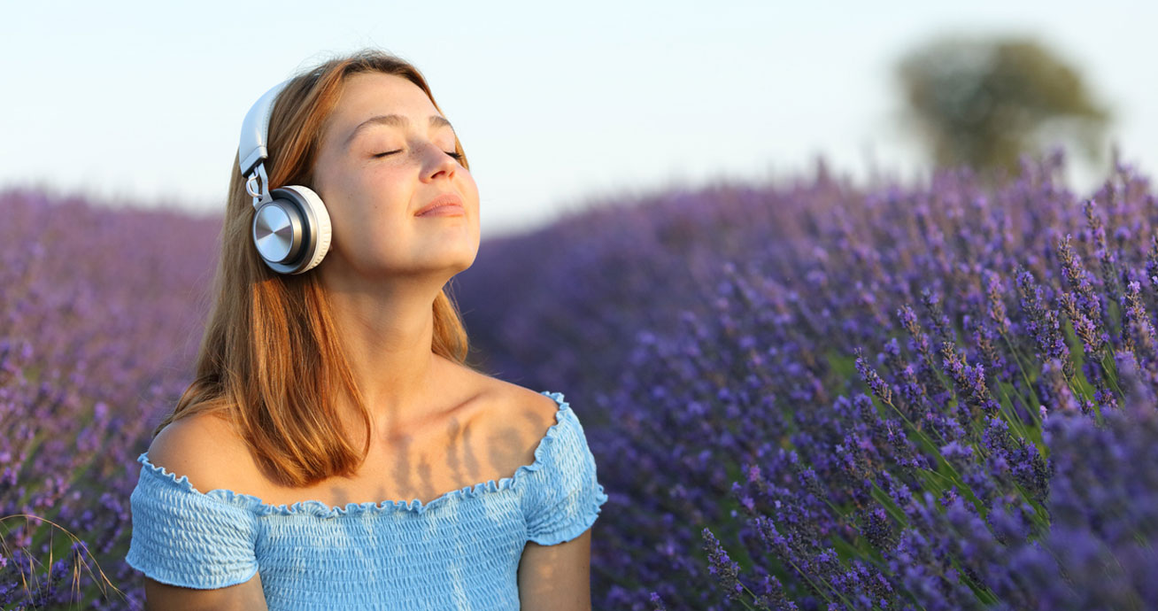 woman-with-headphones-in-lavender-field